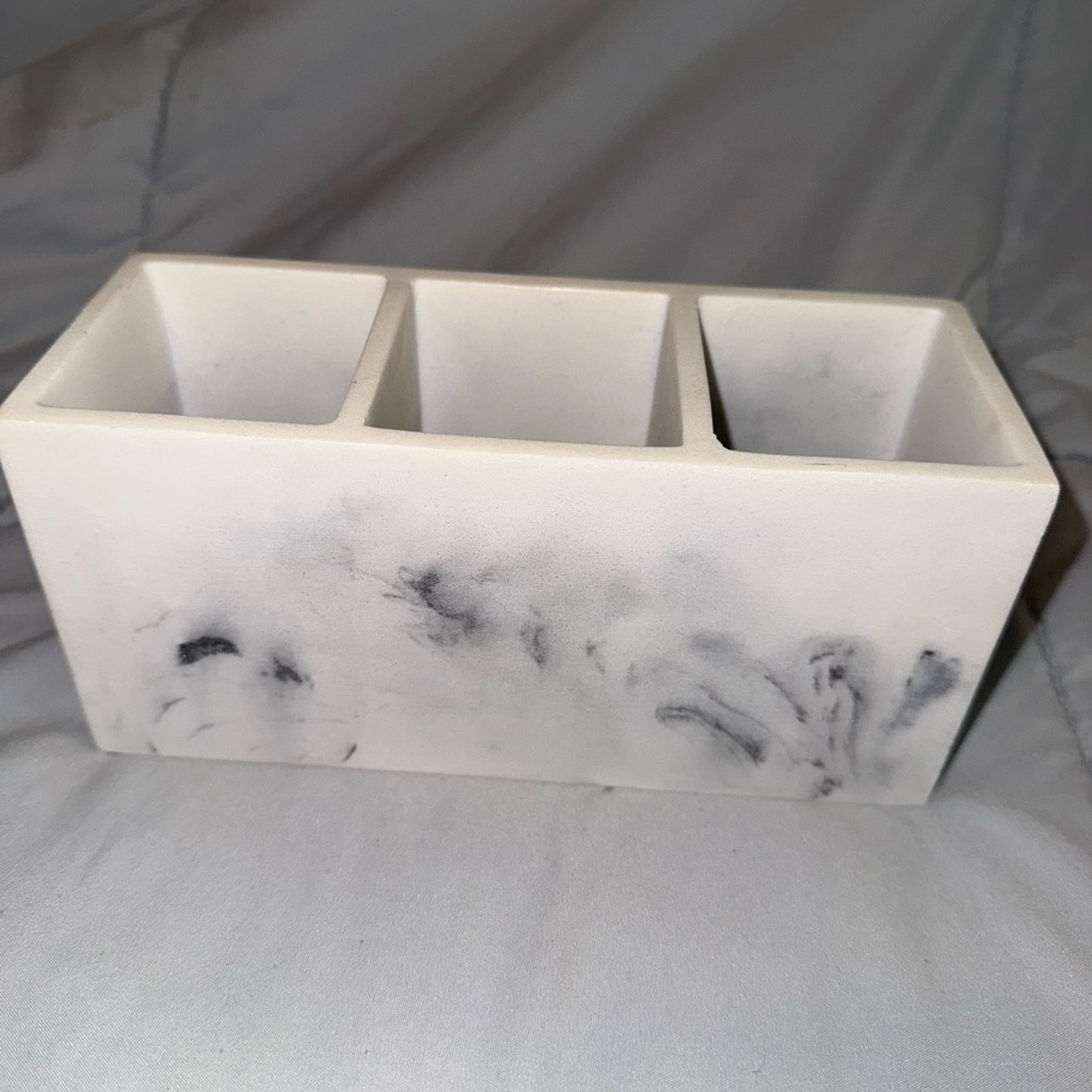 White and Black Bath Accessories Organizer